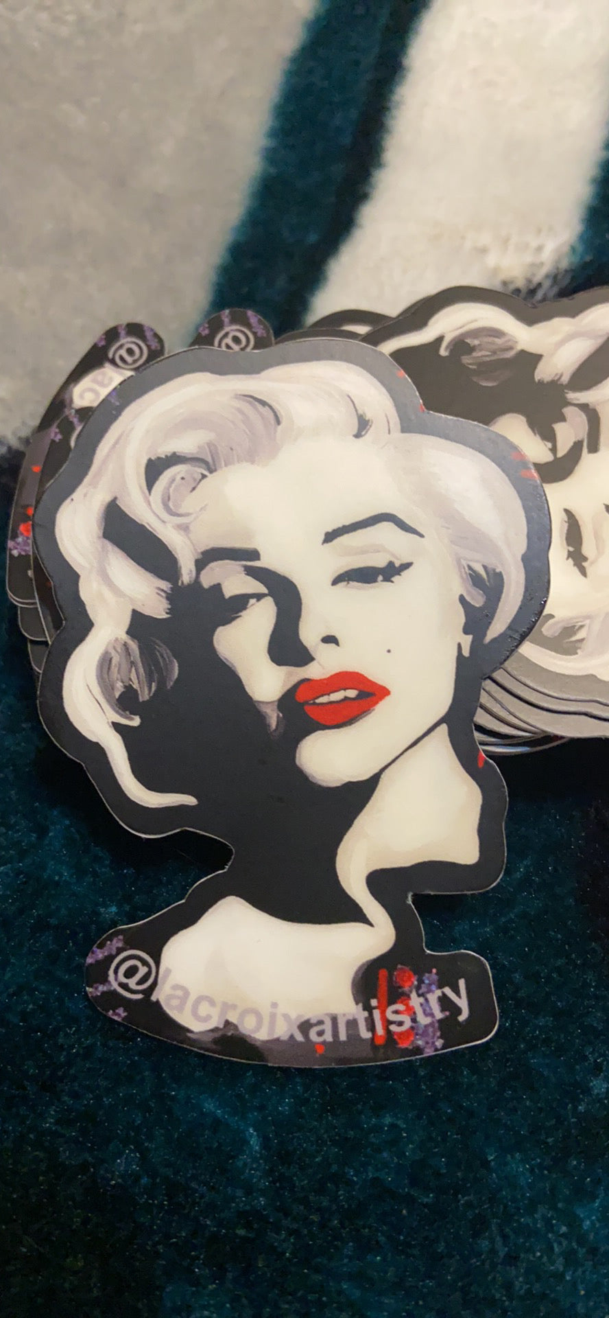 Marilyn Monroe in Fermata dell'autobus - fotomurali top con consegna gratis Marilyn Monroe in Fermata dell'autobus - fotomurali top con consegna gratis